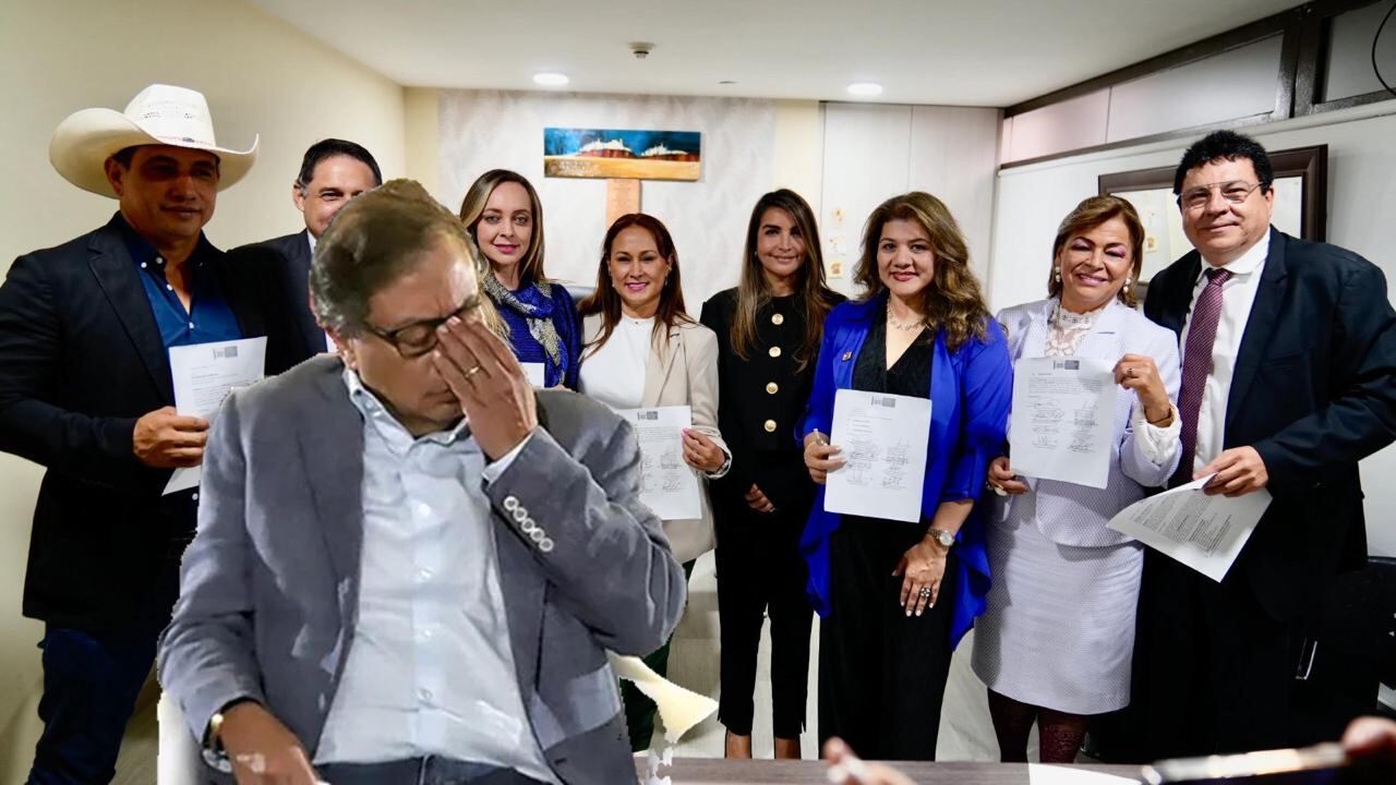 Gustavo Petro y los ocho senadores de la Comisión Séptima.