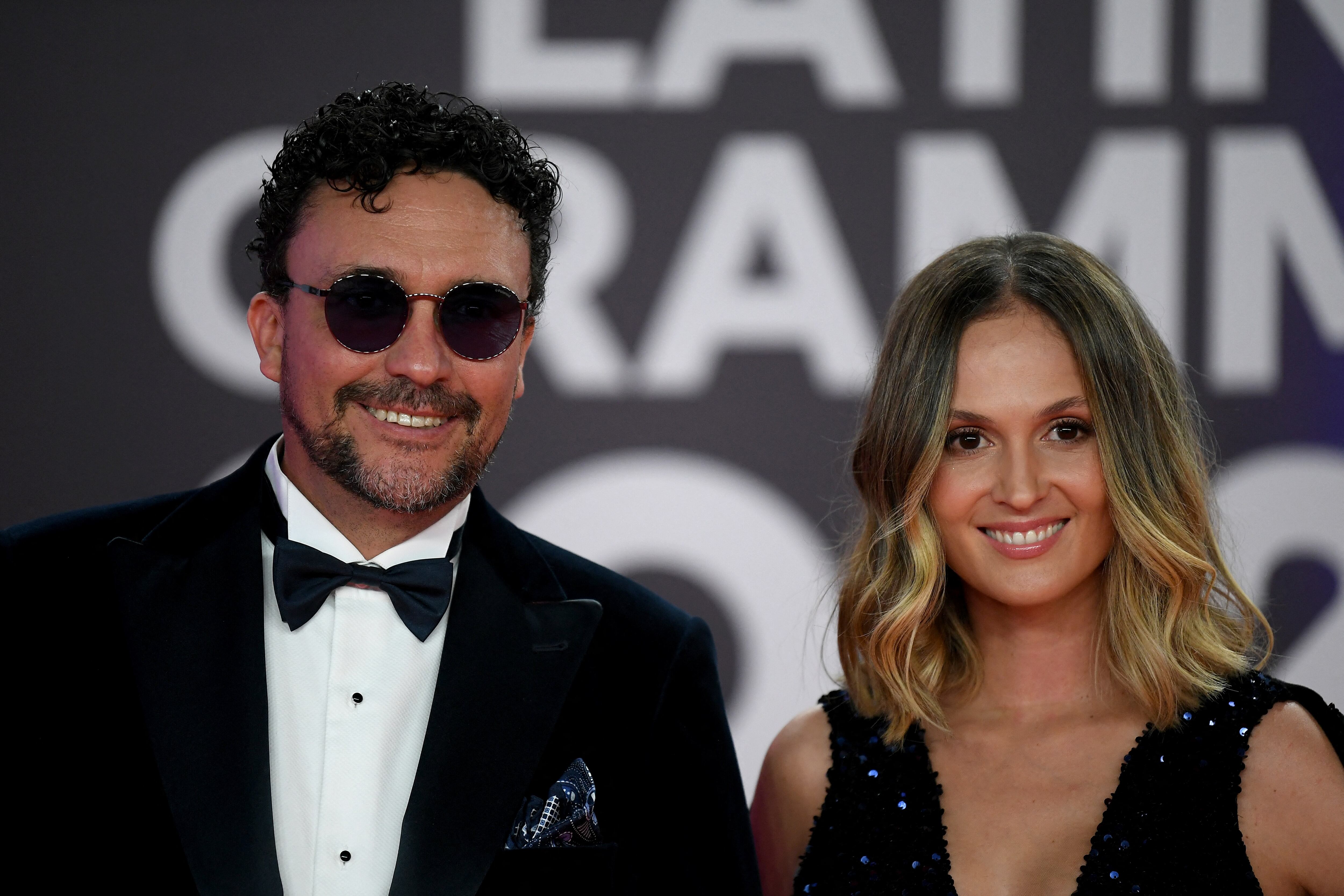 El cantante bogotano Andrés Cepeda llegó con Elisa Restrepo a la  edición 24 de los Latin Grammy Awards.