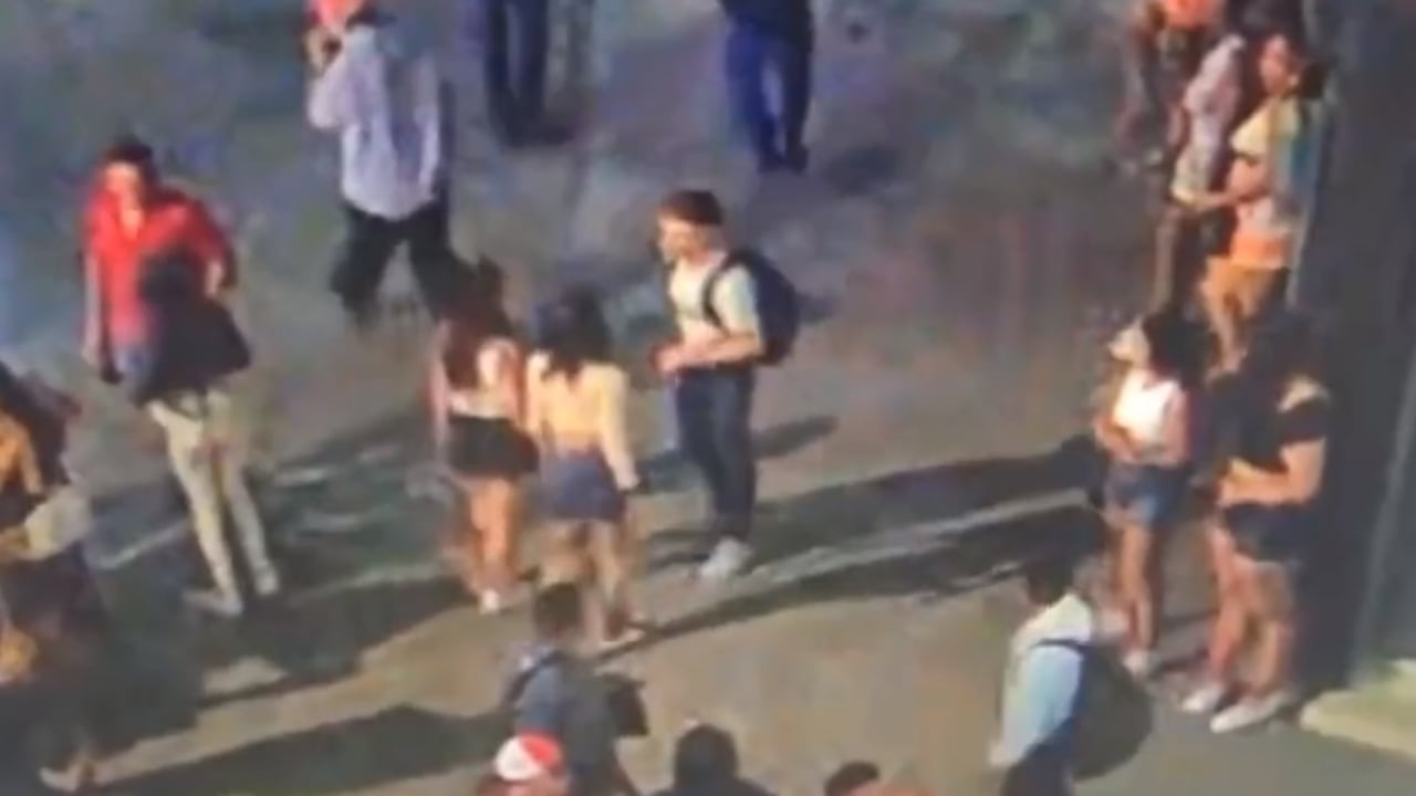 El británico fue interceptado por tres mujeres cerca al parque Berrío.
