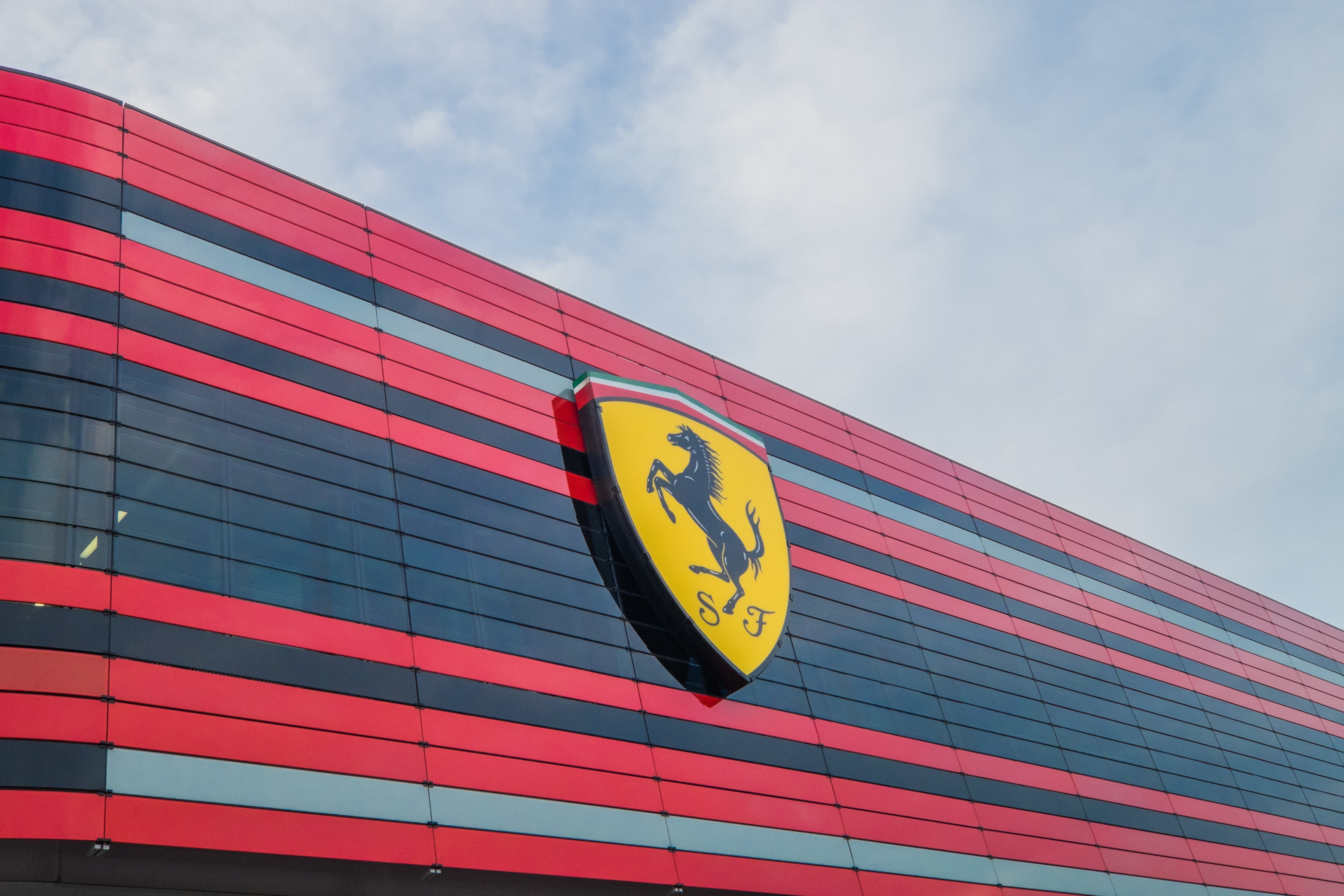 Las denuncias contra el distribuidor de Ferrari ya generan reacciones desde la casa matriz.