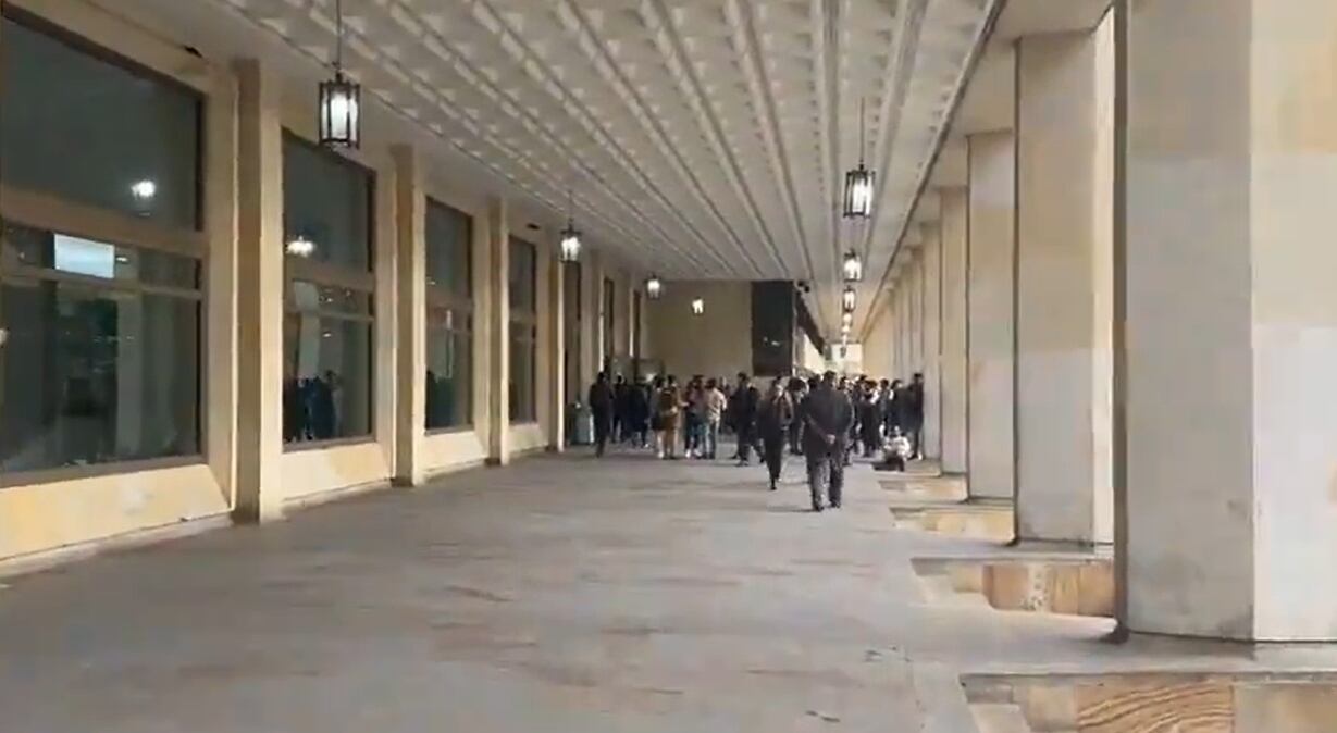 Los funcionarios se encuentran a las afueras del sitio.