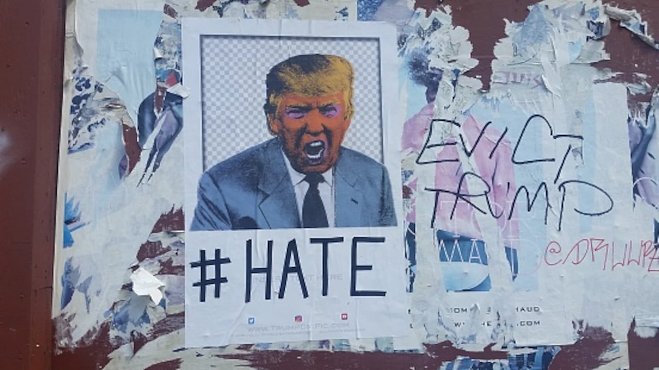 Alguien escribió sobre viejos carteles descascarados junto a él: "Desalojar a Trump".