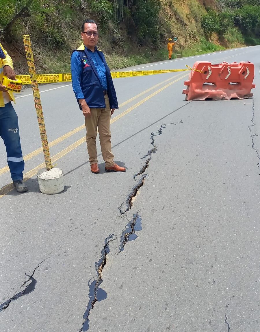 Enormes grietas en la vía a Buenaventura a la altura del kilómetro 54 preocupan a los transportadores.