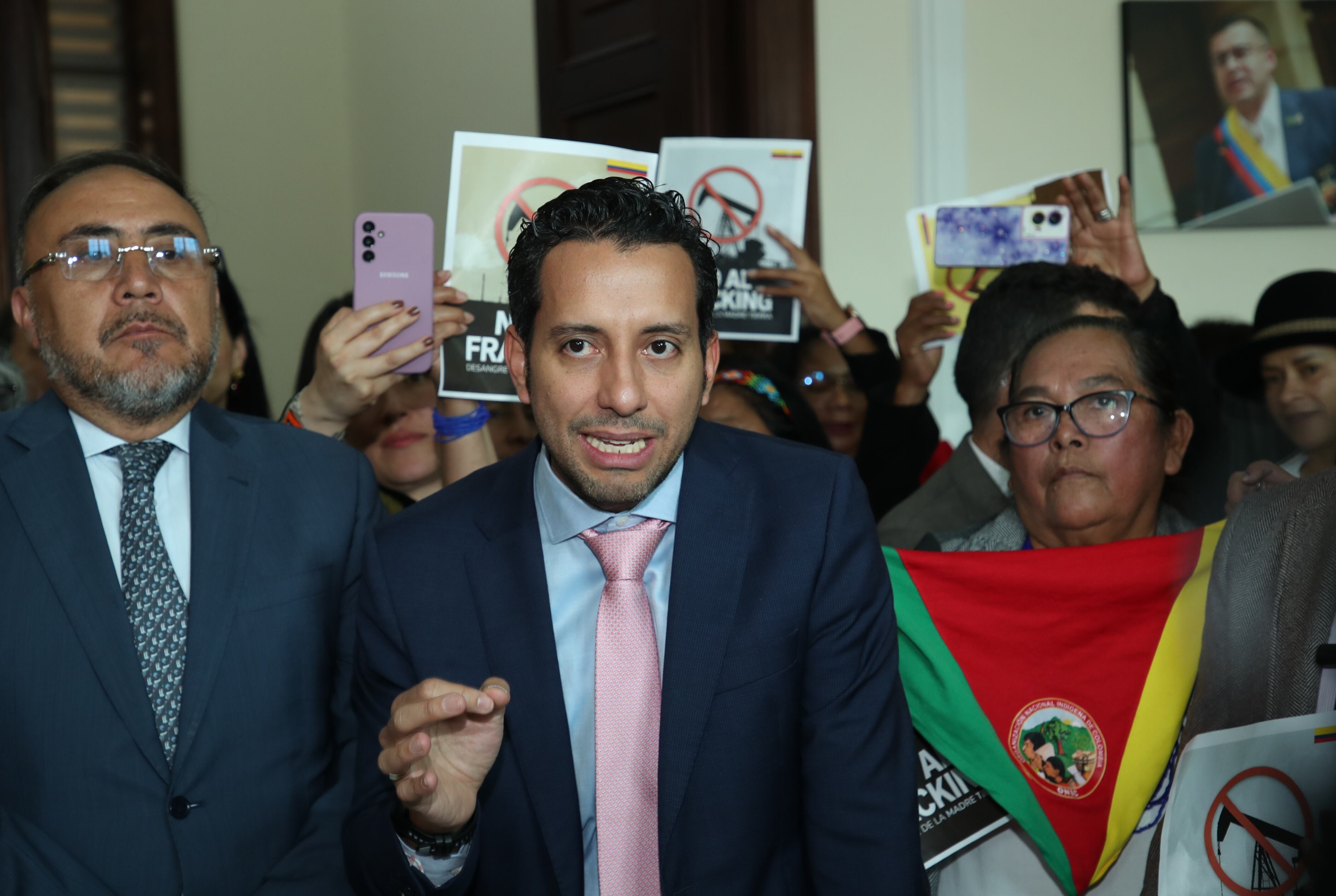 Radicación del proyecto de ley que busca prohibir el fracking en Colombia. La iniciativa comenzará su trámite en la Cámara de Representantes, la acompañó la bancada del Pacto Histórico y el representante Julián López, presidente de la Cámara