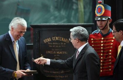 El presidente Álvaro Uribe entregó la llave para abrir la urna, al alcalde de Bogotá Samuel Moreno. La apertura de la cápsula histórica demoró cerca de 40 segundos. 