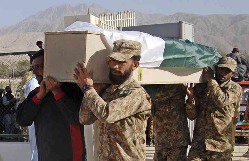 Los enfrentamientos en el medio oriente continúan y el número de bajas a las fuerzas militares de Pakistán van en aumento. Los rebeldes paquistaníes causaron la muerte de 62 cadetes y dejaron 120 heridos en uno de sus ataques.