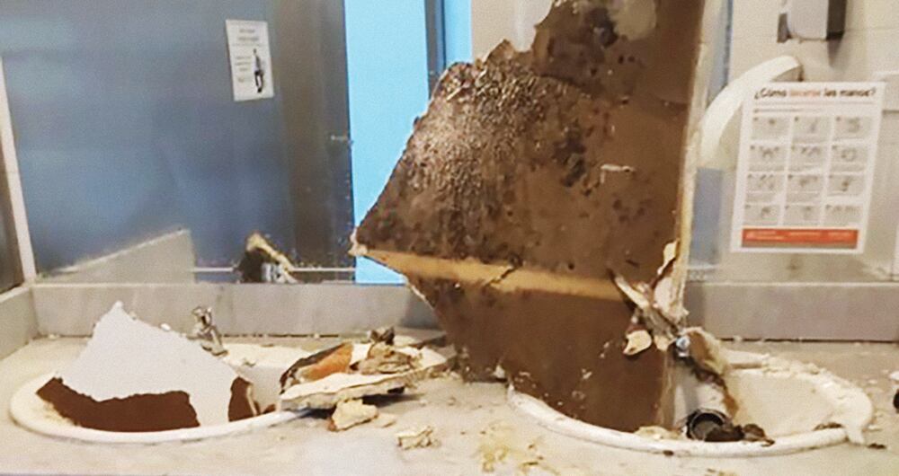 Baños en la torre de control de El Dorado.