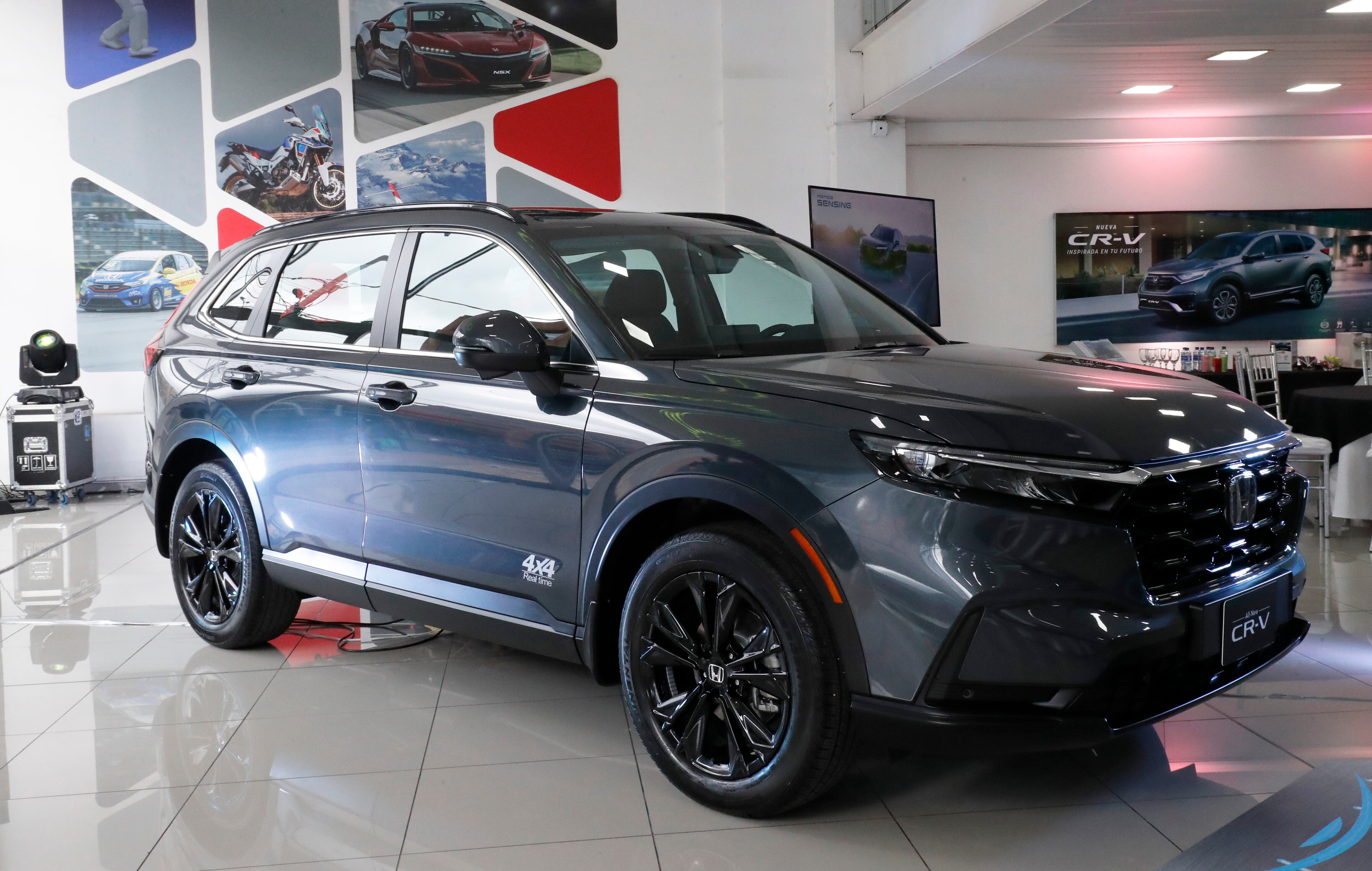 La CR-V viene con sistema de crucero adaptativo para regular la velocidad de la camioneta durante el trayecto.