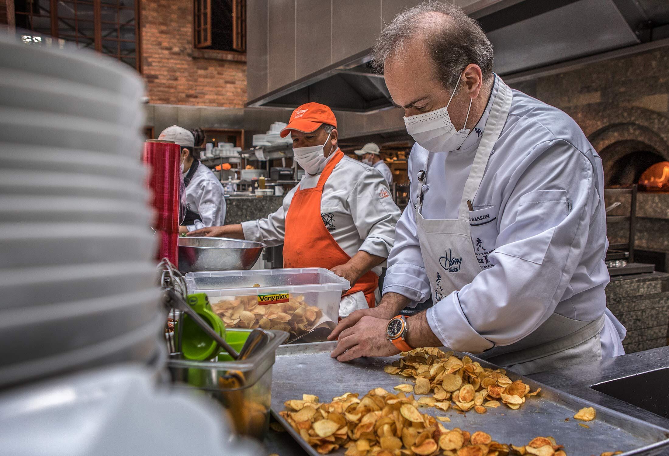 Harry Sasson cocinando