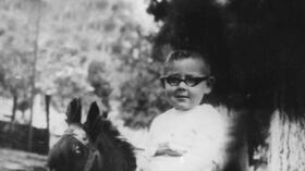 Esta es su foto favorita de la infancia. Le trae recuerdos de su amor por los caballos.