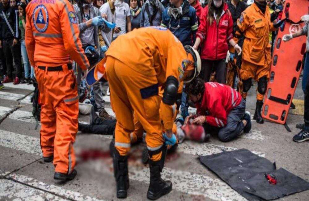 Dilan fue auxiliado por personal paramédico en el lugar y tras una angustiosa espera, una ambulancia llegó y lo trasladó hasta el Hospital San Ignacio donde permaneció en cuidados intensivos. Le diagnosticaron trauma craneoencefálico penetrante. Foto: Mauricio Morales.
