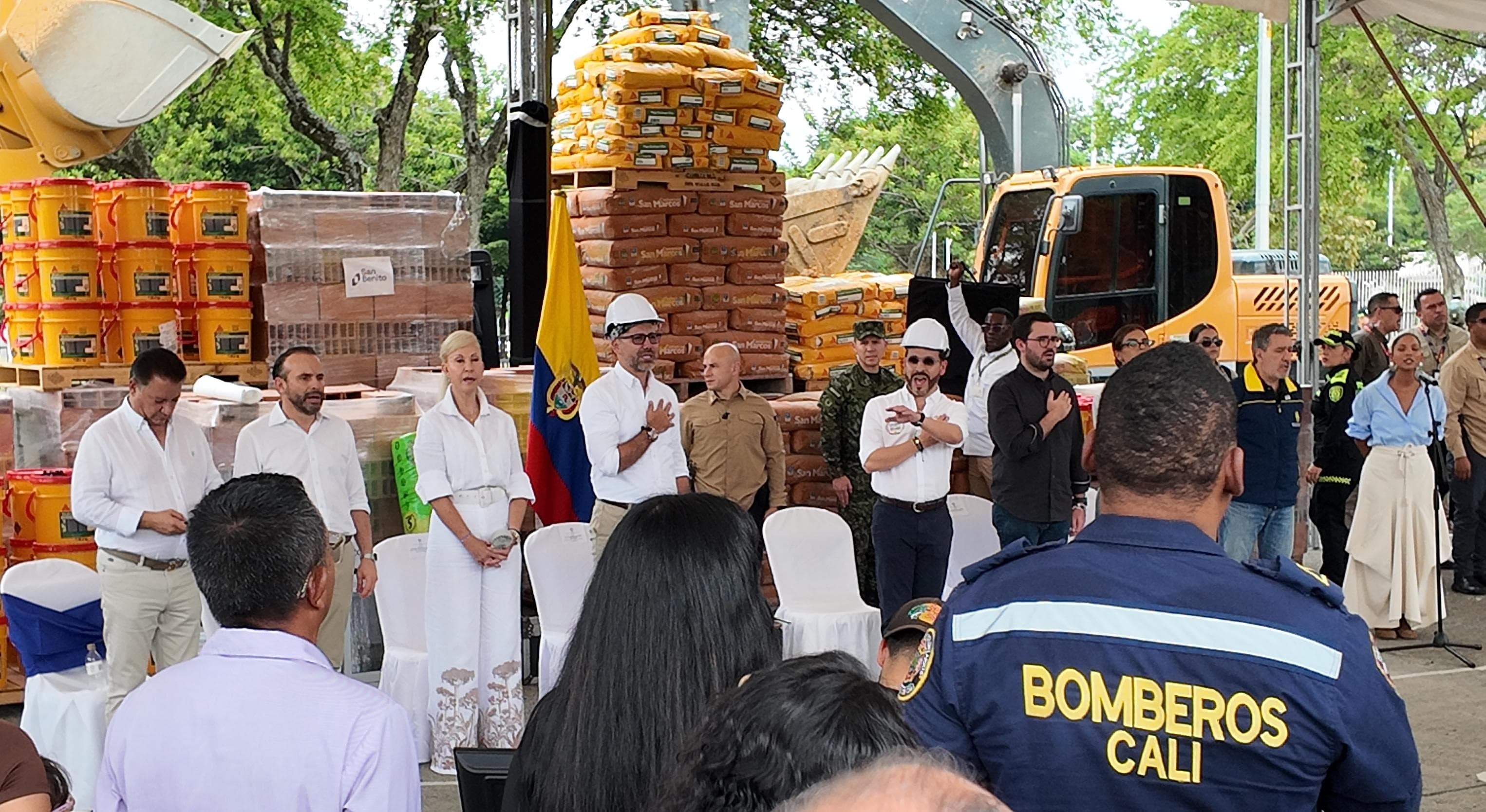 El presidente Abelardo de la Espriella entregó materiales y maquinaria de construcción a los damnificados por el terremoto en la unidad deportiva Alberto Galindo.