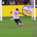 Momento del remate de Edwuin Cetré