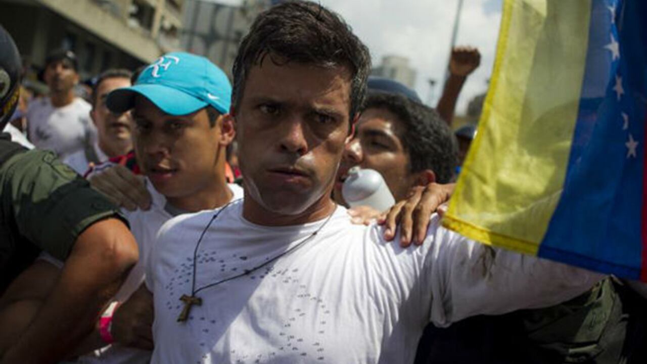 El dirigente opositor Leopoldo López en el momento de su entrega.