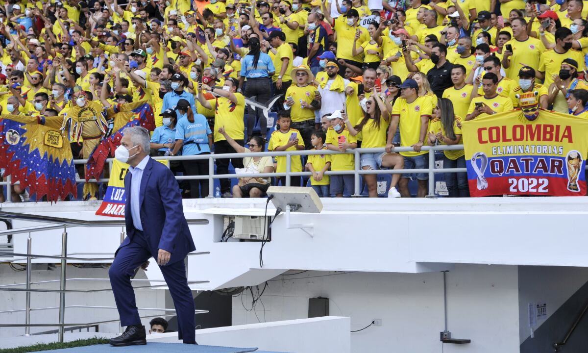 BARRANQUILLA, COLOMBIA - OCTOBER 14: Head coach of Colombia Reinaldo Rueda enters the pitch prior to a match between Colombia and Ecuador as part of South American Qualifiers for Qatar 2022 at Estadio Metropolitano on October 14, 2021 in Barranquilla, Colombia. (Photo by Getty Images/Guillermo Legaria)