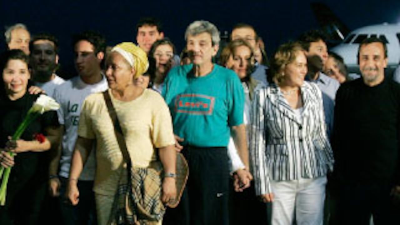 Con euforia los familiares recibieron a los secuestrados recién liberados en Caracas. De izquierda a derecha: Gloria Polanco, Jorge Eduardo Géchem (camiseta aguamarina), Luis Eladio Pérez (de negro) y Orlando Beltrán