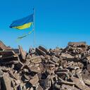 Guerra en ucrania. Edificio ucraniano destruido y bandera dañada por el viento