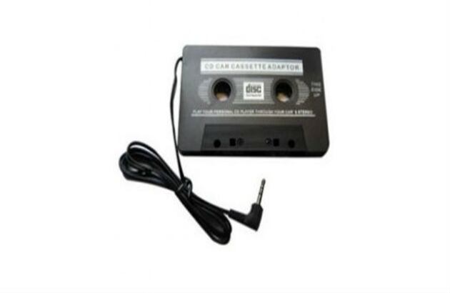Este adaptador permitía convertir cualquier casetera en el carro o en la casa, en un reproductor de CD, si se conectaba con un Discman. La transición perfecta para dar el salto de lo analógico a lo digital.