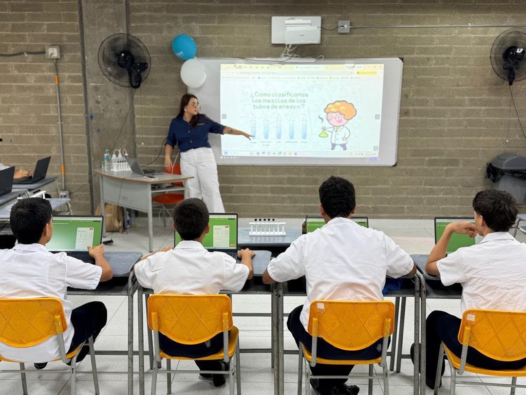 Los jóvenes de La Danta recibirán capacitación constante para el manejo adecuado de sus equipos de computación.