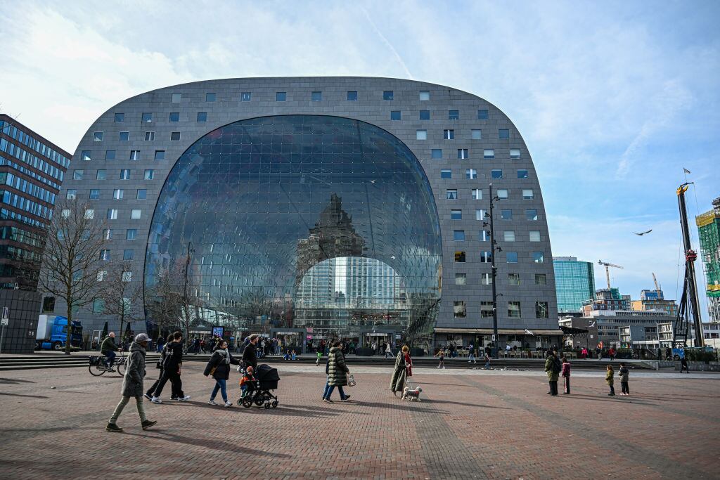 La gente disfruta del clima inusualmente cálido en Rotterdam, ya que las temperaturas superan los 17 ° C, lo que marca el 21 de febrero más cálido registrado en Rotterdam, Países Bajos, el 21 de febrero de 2025. Apenas unos días antes, partes de los Países Bajos experimentaron temperaturas bajo cero y condiciones de esquí. (Foto de Mouneb Taim/Anadolu vía Getty Images)