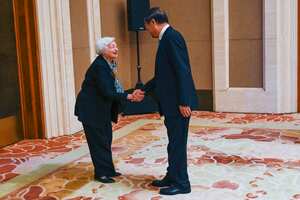 La secretaria del Tesoro de EE. UU., Janet Yellen (izquierda), le da la mano al viceprimer ministro chino, He Lifeng, durante una reunión en la Casa de Huéspedes Estatal Diaoyutai en Beijing el 8 de julio de 2023. (Foto de Pedro PARDO y Pedro Pardo / POOL / AFP)