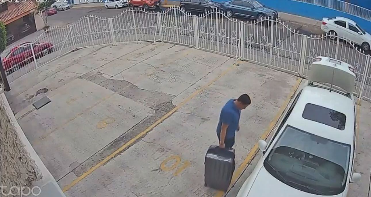 En las cámaras se puede observar al sospechoso cargando una maleta