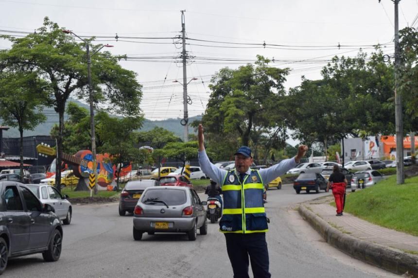 El proceso de recuperación de la malla vial el cual incluye la aplicación de asfalto sobre 4.040 metros cuadrados