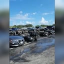 Varios carros quemados tras un incendio en el estacionamiento del estadio Hard Rock en Miami