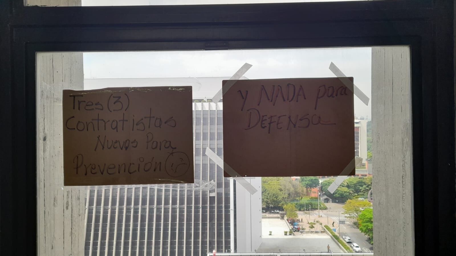 La Alcaldía de Medellín señala que se cuenta actualmente con 29 funcionarios de planta y 20 contratistas en la Subsecretaría de Defensa y Protección de lo Público