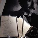 Una fotografía tomada el 22 de noviembre de 2021 muestra las páginas de uno de los manuscritos preparatorios a la teoría de la relatividad general de Albert Einstein, durante su presentación un día antes de ser subastado en la casa de subastas Christie's en París. (Photo by Alain JOCARD / AFP)