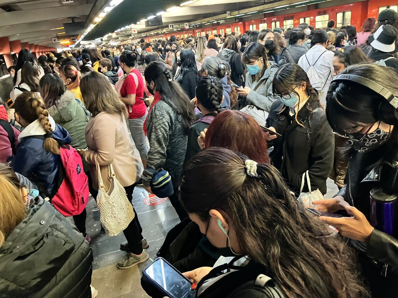 La periodista @nicteGF en su cuenta de Twitter, publicó una foto de la congestión que se registra en una de las estaciones del metro de Ciudad de México.