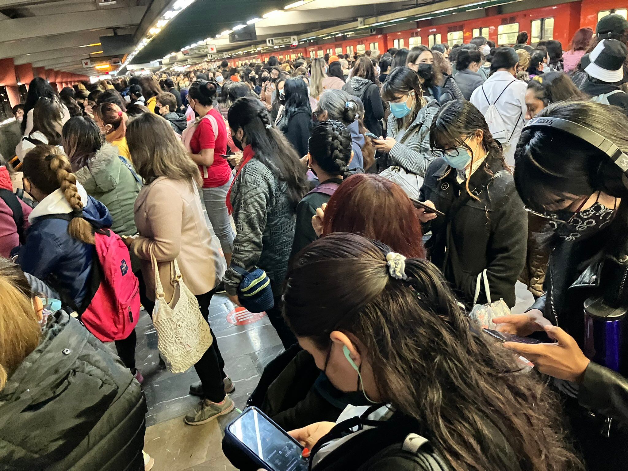La periodista @nicteGF en su cuenta de Twitter, publicó una foto de la congestión que se registra en una de las estaciones del metro de Ciudad de México.