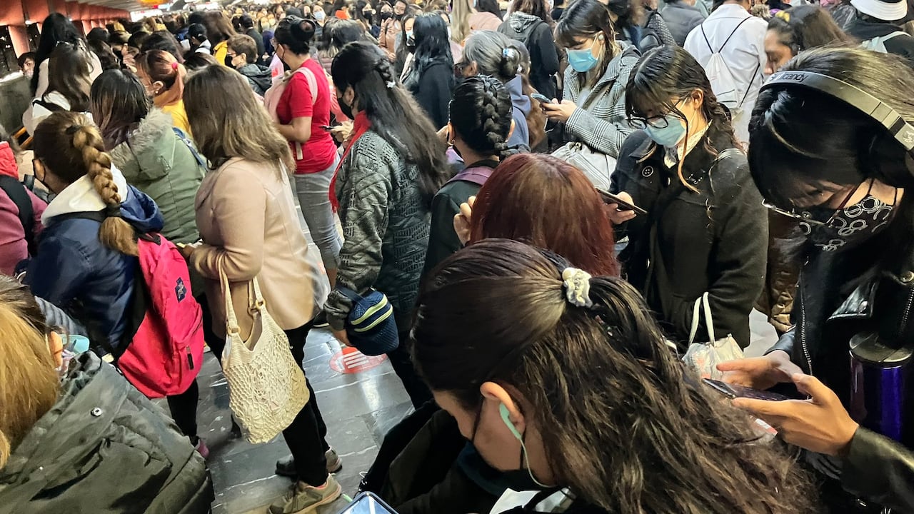 La periodista @nicteGF en su cuenta de Twitter, publicó una foto de la congestión que se registra en una de las estaciones del metro de Ciudad de México.