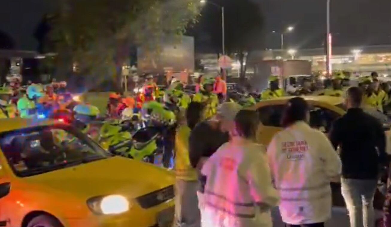Algunos de los manifestantes que se enfrentaron tenían palos y piedras.