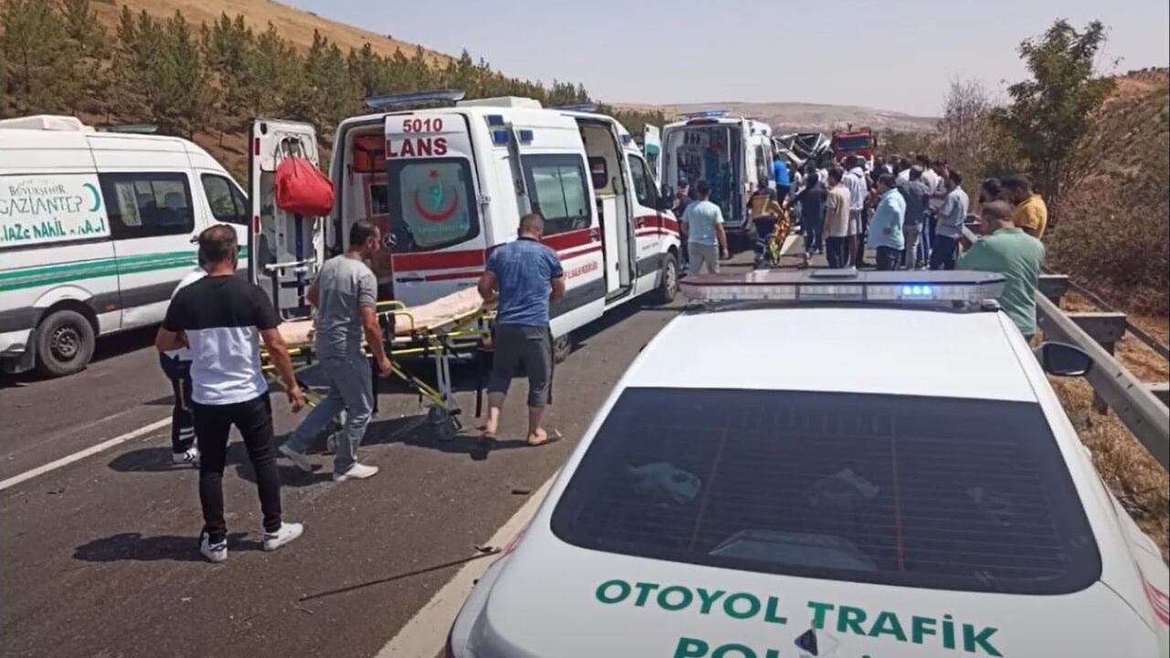 Entre las personas afectadas por el primer accidente se encontraban tres bomberos, cuatro profesionales de la salud y dos periodistas.