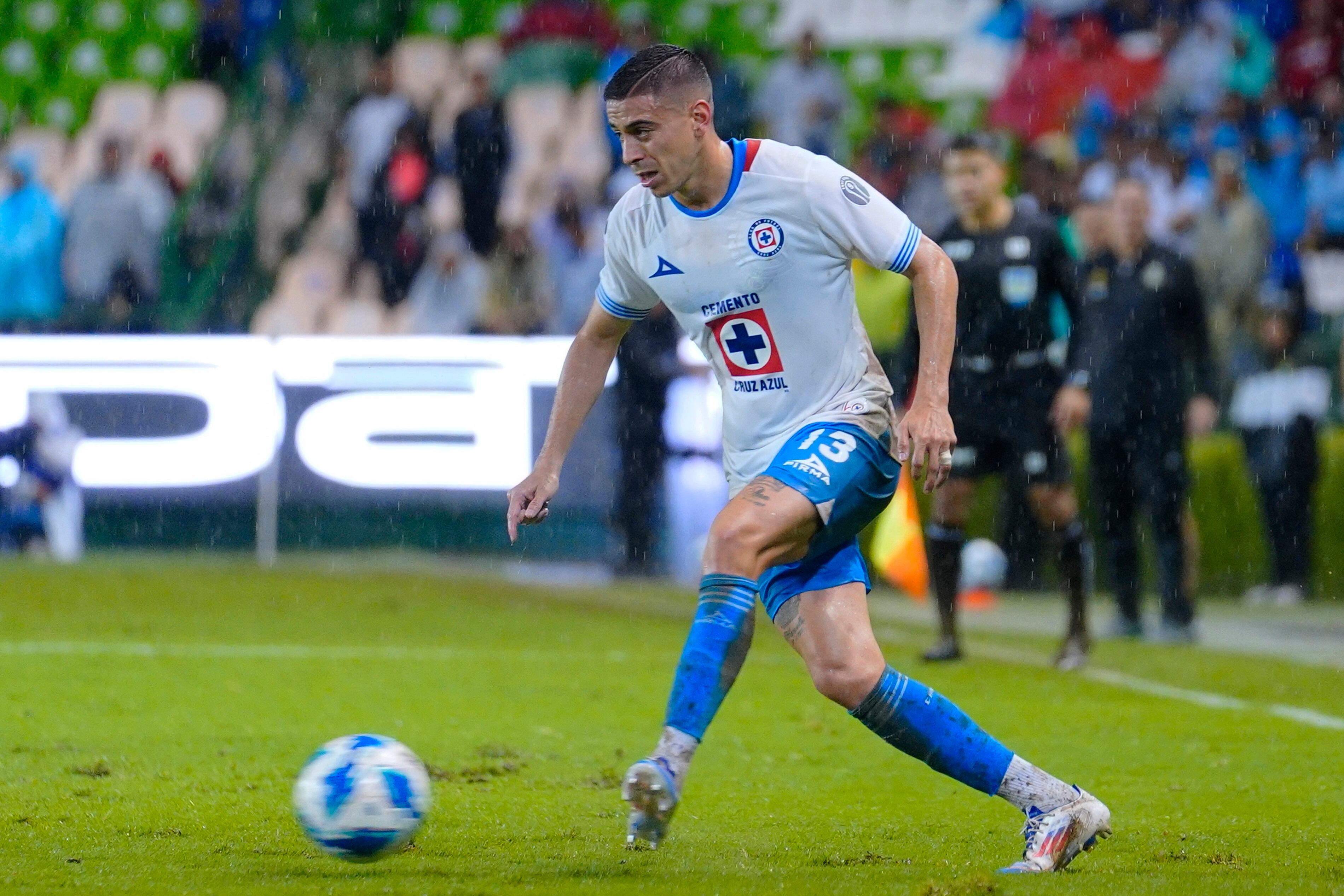 Camilo Cándido con los colores del Cruz Azul mexicano.