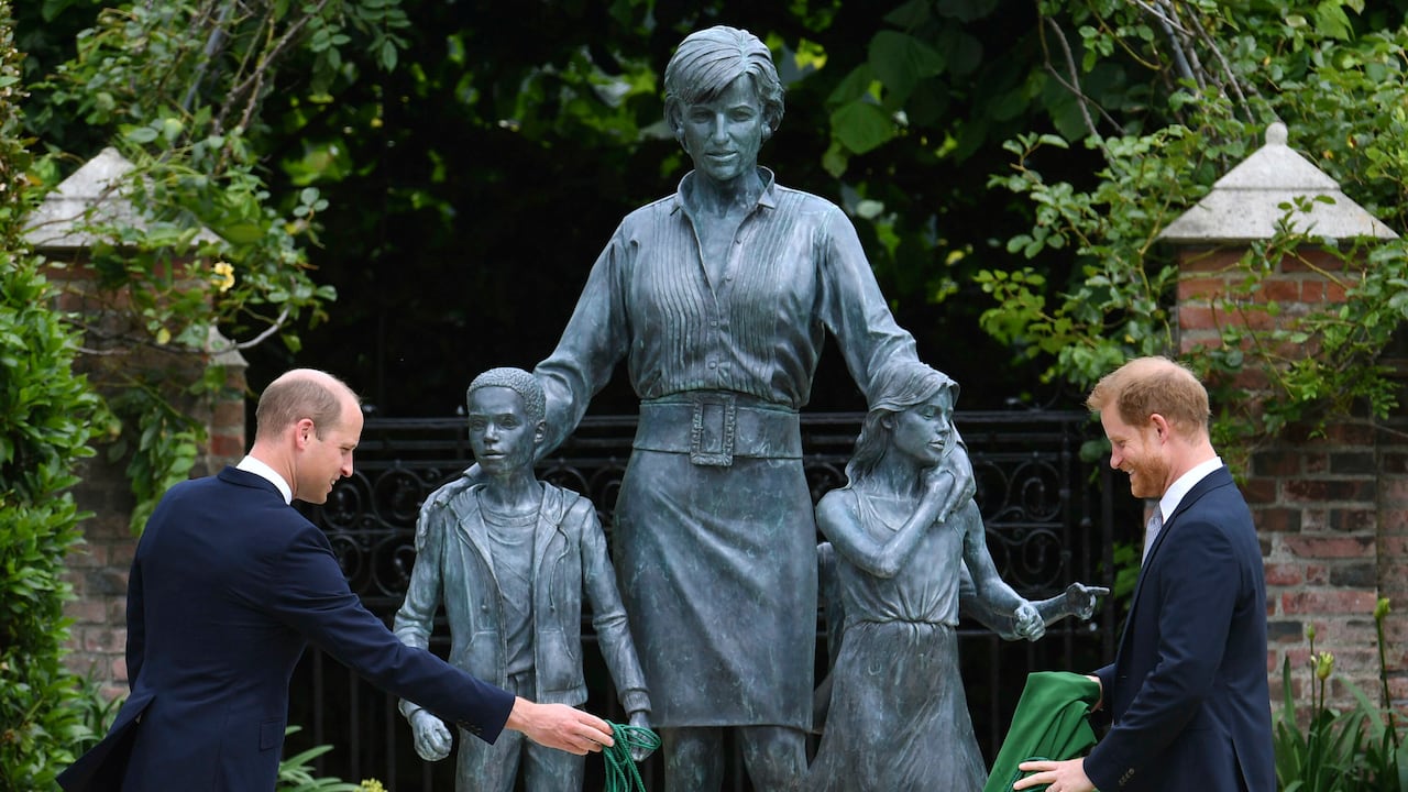 William y Harry en el momento de dar a conocer la efiegie de Diana. El proyecto tuvo detractores que temían que el monumento se convirtiera en una especial de santuario.