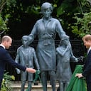 William y Harry en el momento de dar a conocer la efiegie de Diana. El proyecto tuvo detractores que temían que el monumento se convirtiera en una especial de santuario.