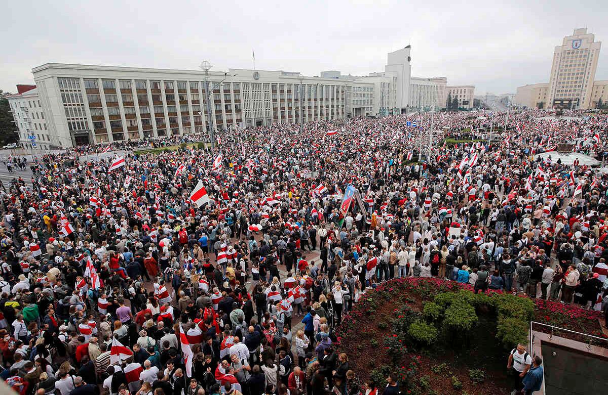 Miles de personas se reúnen para una protesta en la plaza de la Independencia en Minsk, Bielorrusia, el domingo 23 de agosto. Los manifestantes se están tomando las calles para mantener su presión por la renuncia del líder autoritario de la nación. El presidente Alexander Lukashenko ha ampliado su mandato de 26 años en una votación que la oposición consideró manipulada. Foto: Dmitri Lovetsky / AP