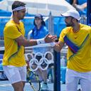 Equipo colombiano de dobles. Juan Sebastian Cabal, derecha, y Robert Farah celebran durante los cuartos de final de la competencia de tenis en los Juegos Olímpicos de Verano de 2020, el miércoles 28 de julio de 2021, en Tokio, Japón. Foto: AP / Seth Wenig.