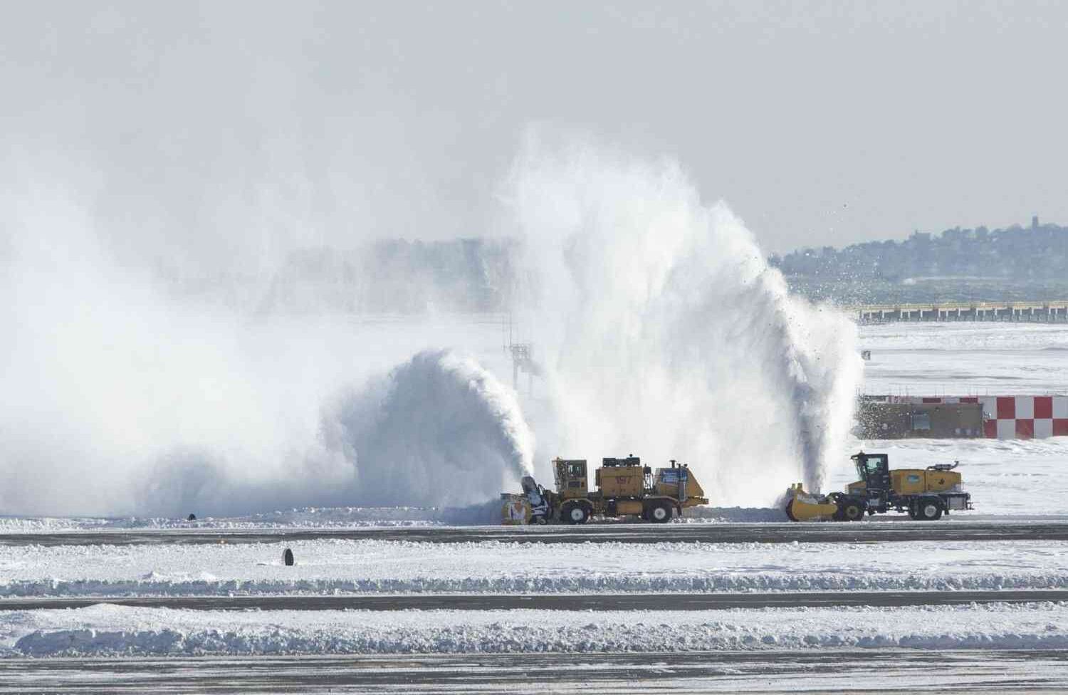 BOSTON, MA los operadores de equipos de eliminación de nieve trabajan la calle de rodaje y pistas en el aeropuerto internacional Logan después de un "ciclón de la bomba" en Boston, Massachusetts. Las Scott Eisen / Getty Images / AFP