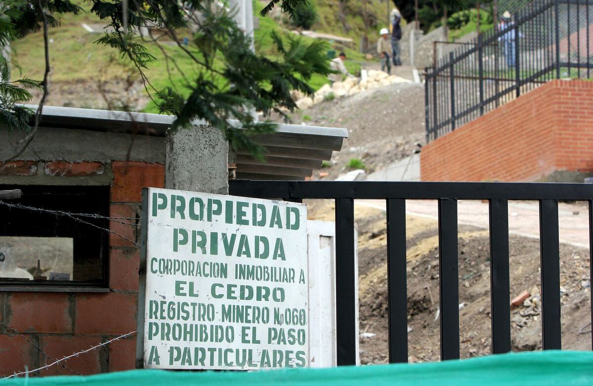 Aunque la Inmobiliaria realiza un supuesto plan de recuperación ambiental, en otra de las entradas a la cantera justifica sus trabajos con el "Registro Minero 060". ¿Minería o recuperación?. Foto: SEMANA