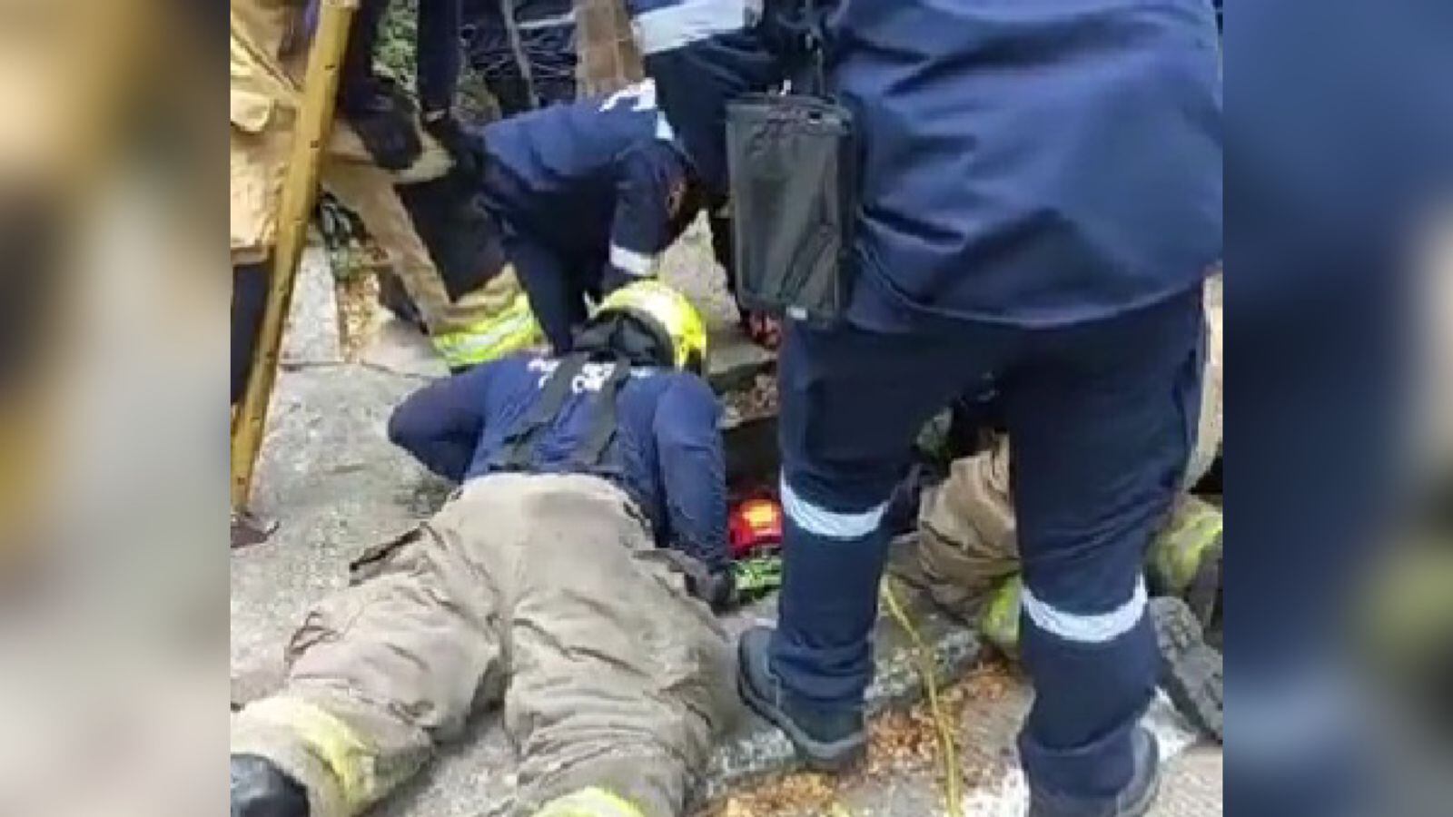 Sacarla de la alcantarilla no fue tarea fácil para los Bomberos.