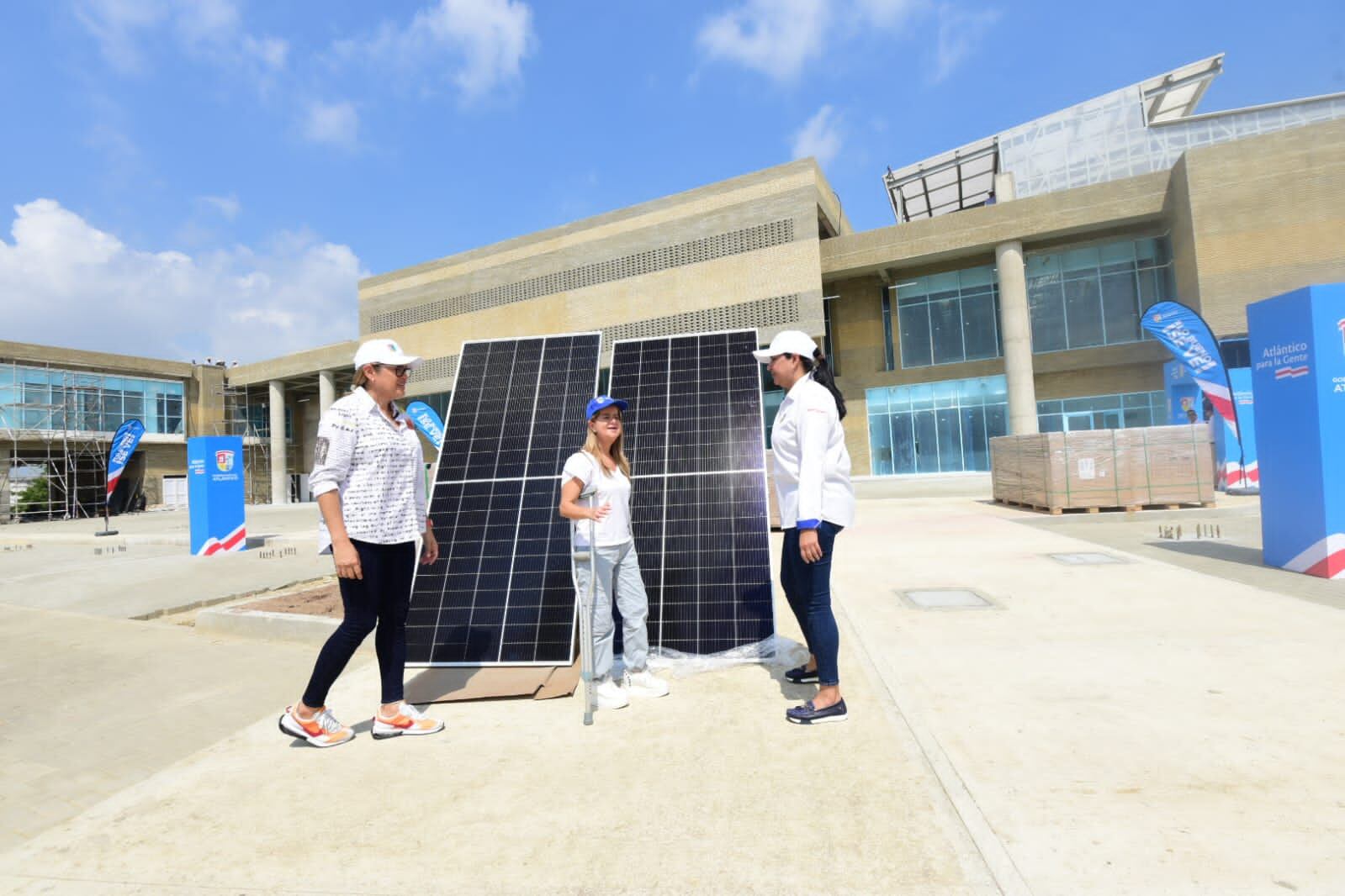 En total se instalarán 734 paneles solares especiales para climas húmedos, de los cuales 510 van en el techo del hospital y 224 estarán en una estructura en los parqueaderos externos.