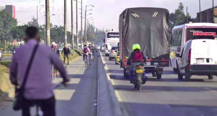 Sigue la polémica: Protestan por carril para bicicletas en la Calle 13