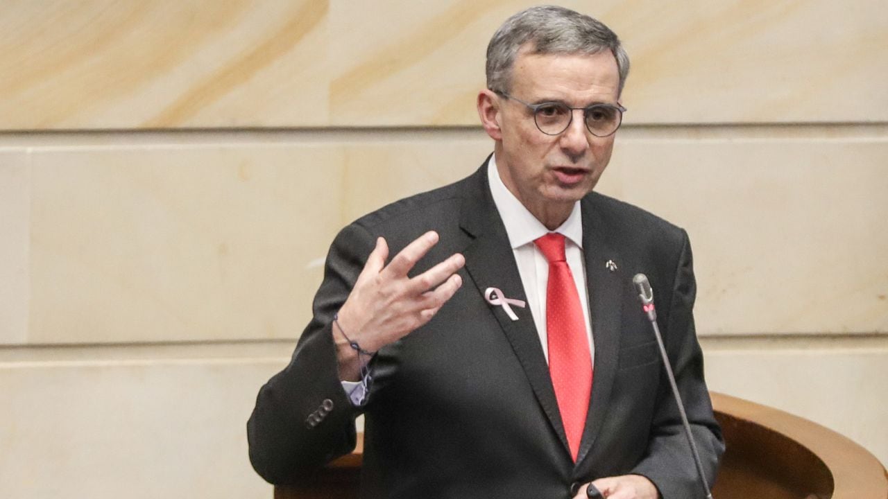 El ministro Miguel Gómez solicitó la aprobación urgente de $1,2 billones en subsidios eléctricos.