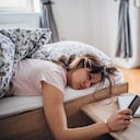 Dormir con el celular.