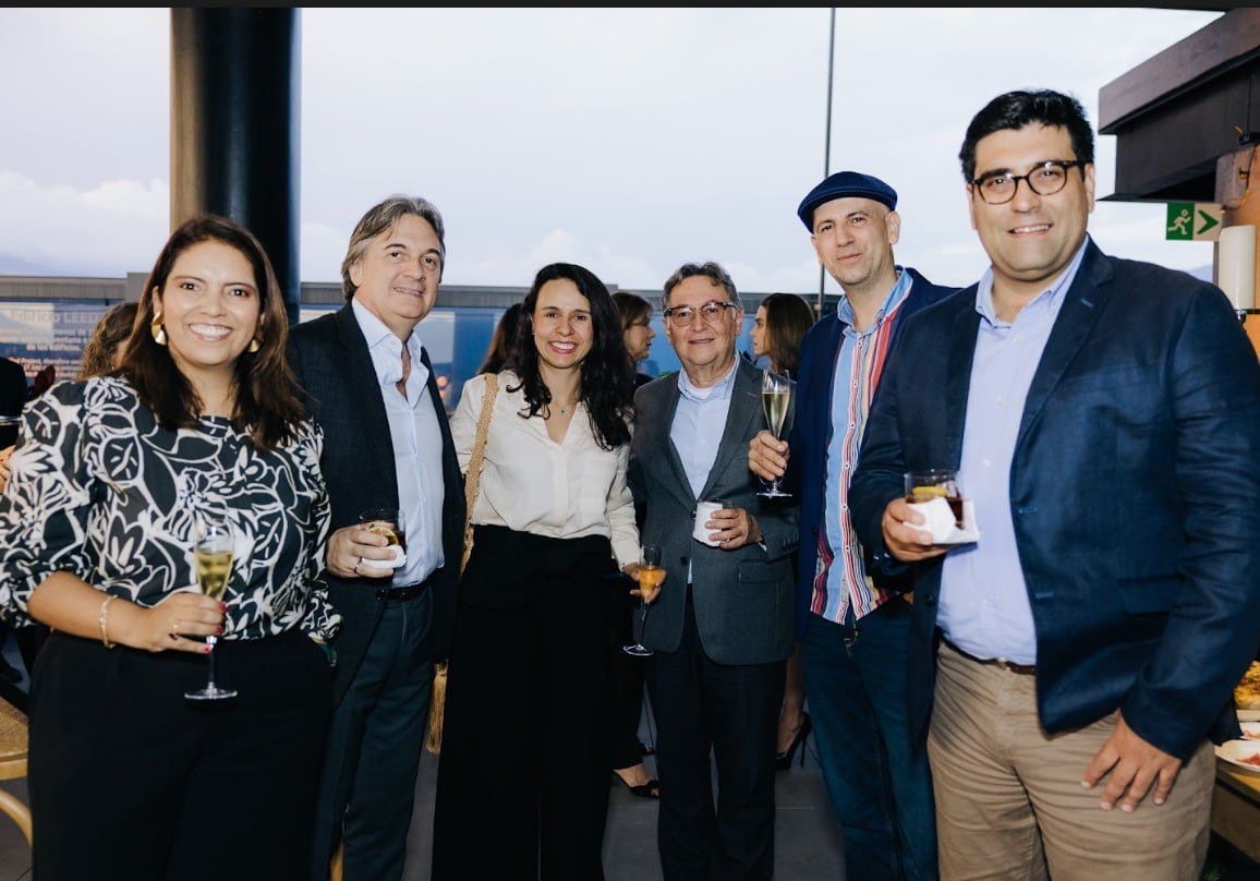 Equipo celebrando que Rivana Business Park festeja el cierre de tejado del Hotel AC By Marriott