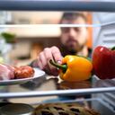 La carne de cerdo no debe mantenerse por mucho tiempo descongelada en la nevera.