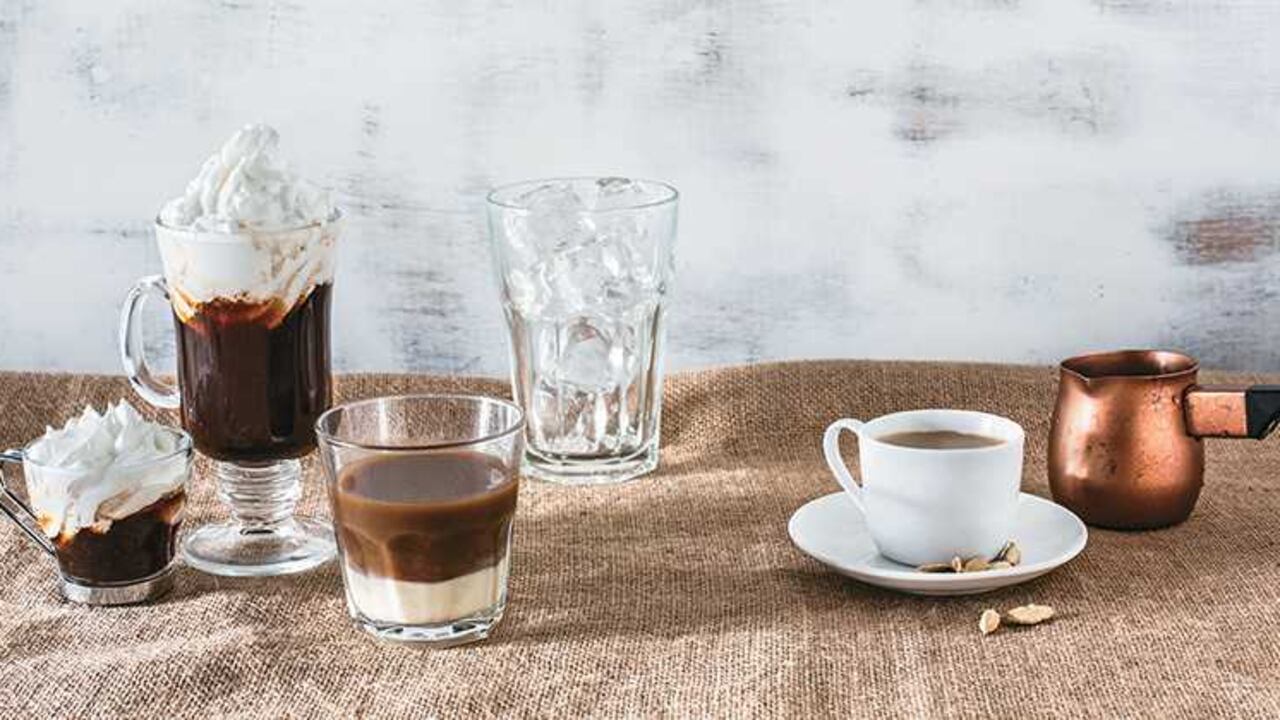 El café frío posee propiedades hidratantes similares a las del agua.